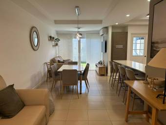 Se venta casa con patio en Brasil Santa Ana 25-487