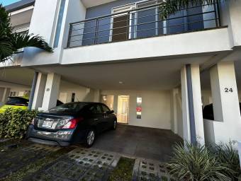 Se venta casa con patio en Brasil Santa Ana 25-487