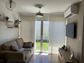 Se venta casa con patio en Brasil Santa Ana 25-487