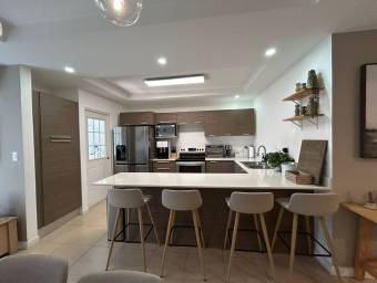 Se venta casa con patio en Brasil Santa Ana 25-487