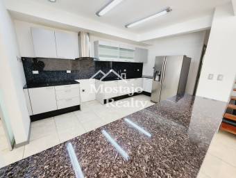 Venta de Casa amplia, Condominio Hacienda Barcelona, Santa Ana