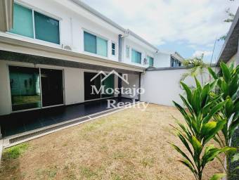 Venta de Casa amplia, Condominio Hacienda Barcelona, Santa Ana