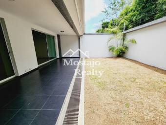 Venta de Casa amplia, Condominio Hacienda Barcelona, Santa Ana