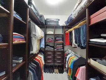 Se vende casa con patio en La Guacima Alajuela 24-919