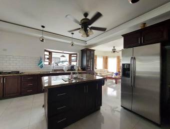 Se vende casa con patio en La Guacima Alajuela 24-919