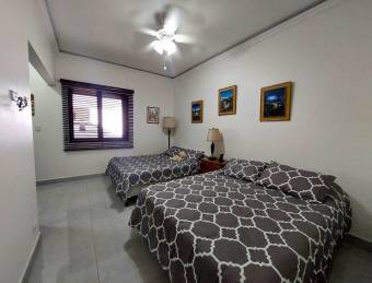 Se vende casa con patio en La Guacima Alajuela 24-919