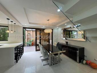 Casa moderna de tres niveles con 5 habitaciones y área social con deck #26-1463 GS