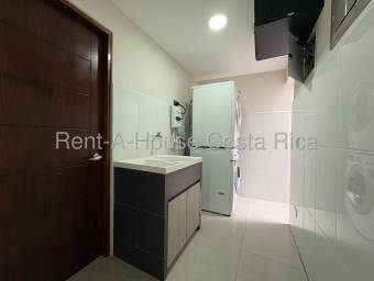 Casa moderna de tres niveles con 5 habitaciones y área social con deck #26-1463 GS