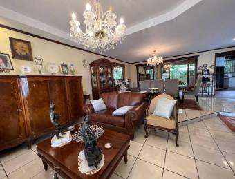 Casa de lujo de 2 niveles con 4 habitaciones y jacuzzi #26-892 GS