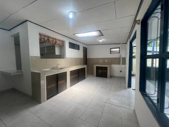 Casa con piscina, jacuzzi y amplio terreno ideal para vivir o invertir #26-876 GS