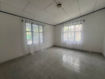 Casa con piscina, jacuzzi y amplio terreno ideal para vivir o invertir #26-876 GS