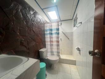 Casa con piscina, jacuzzi y amplio terreno ideal para vivir o invertir #26-876 GS