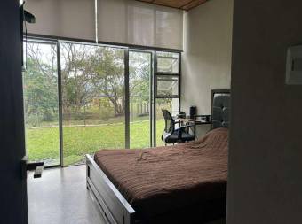 Casa contemporánea con diseño industrial, jardín y amplios espacios 26-1329 GS