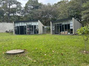 Casa contemporánea con diseño industrial, jardín y amplios espacios 26-1329 GS