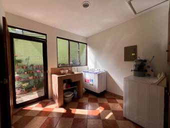 Casa de una planta rodeada de jardines con amplios espacios y ventilación natural #26-1295 GS