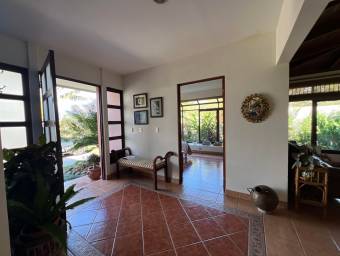 Casa de una planta rodeada de jardines con amplios espacios y ventilación natural #26-1295 GS