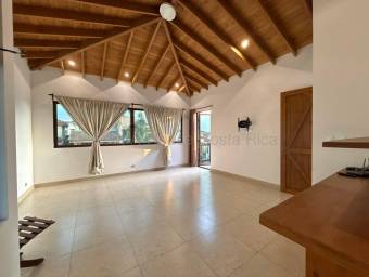 Casa tipo colonial amplia con terraza y parqueo para 5 vehículos con 3 puestos cubierto  #26-1652 GS