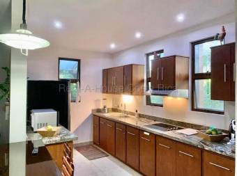 Casa tipo colonial amplia con terraza y parqueo para 5 vehículos con 3 puestos cubierto  #26-1652 GS