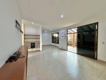 Casa tipo colonial amplia con terraza y parqueo para 5 vehículos con 3 puestos cubierto  #26-1652 GS