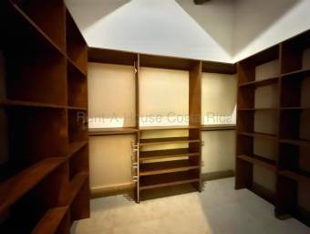 Casa tipo colonial amplia con terraza y parqueo para 5 vehículos con 3 puestos cubierto  #26-1652 GS