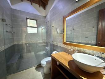 Casa tipo colonial amplia con terraza y parqueo para 5 vehículos con 3 puestos cubierto  #26-1652 GS