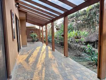 Casa tipo colonial amplia con terraza y parqueo para 5 vehículos con 3 puestos cubierto  #26-1652 GS