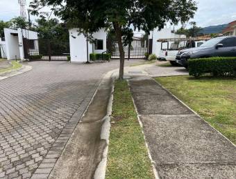 Lote plano en condominio con alta cobertura constructiva en Santa Ana #26-703 GS