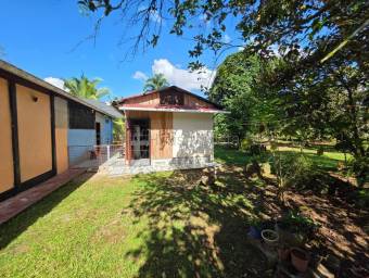 Propiedad con casa, 2 apartamentos y uso comercial en amplio terreno #26-1674 GS