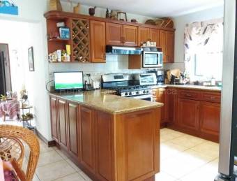 Casa de lujo de 2 niveles con amplitud, privacidad y elegancia #26-1673 GS