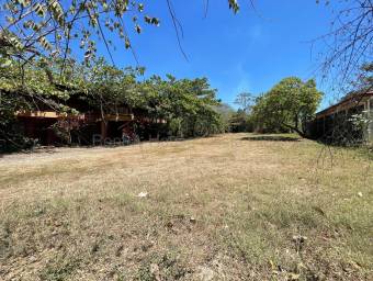 Propiedad con 4 apartamentos y amplio terreno ideal para inversión en Santa Cruz, Guanacaste #26-165