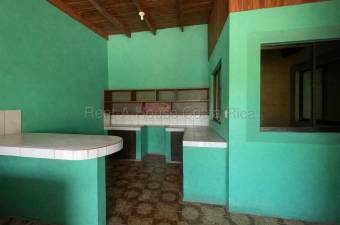 Propiedad con 4 apartamentos y amplio terreno ideal para inversión en Santa Cruz, Guanacaste #26-165