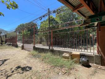 Propiedad con 4 apartamentos y amplio terreno ideal para inversión en Santa Cruz, Guanacaste #26-165