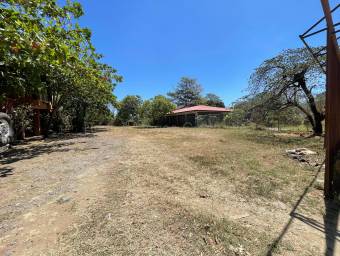 Propiedad con 4 apartamentos y amplio terreno ideal para inversión en Santa Cruz, Guanacaste #26-165