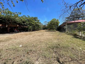 Propiedad con 4 apartamentos y amplio terreno ideal para inversión en Santa Cruz, Guanacaste #26-165