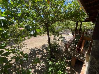 Propiedad con 4 apartamentos y amplio terreno ideal para inversión en Santa Cruz, Guanacaste #26-165