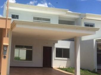 TERRAQUEA Amplia casa de dos niveles en Condominio con piscinas y múltiples áreas comunes