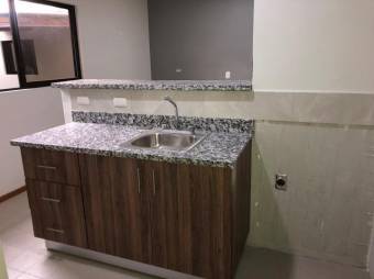 se alquila apartamento moderno en el centro de escazu 20-930