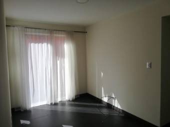 se alquila espacioso apartamento con 2 parqueos  20-619