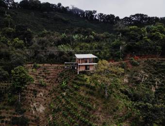 Casa nueva de 200m2 con finca de 6404 metros. La casa es de madera pino, guanacaste y pochote.  Cuen