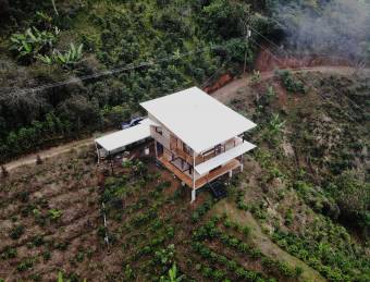 Casa nueva de 200m2 con finca de 6404 metros. La casa es de madera pino, guanacaste y pochote.  Cuen