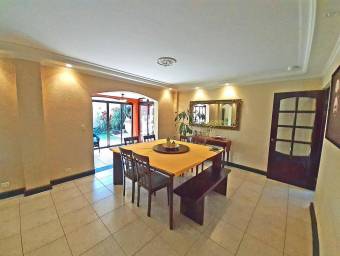 Preciosa Casa de 550 m2 con 5 Habitaciones, Residencial Quinta Guayabos, Curridabat