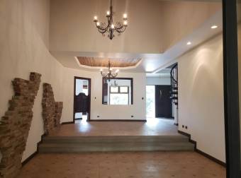 Venta de Casa en San Rafael de Escazú. 20-1056a