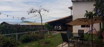 Se vende espaciosa casa con 400m2 de lote en San José de la Montaña/Barva 23-1261