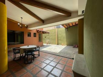 Se vende hermosa y espaciosa casa en San Joaquín de Flores 23-471