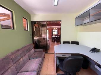 Se vende hermosa y espaciosa casa en San Joaquín de Flores 23-471