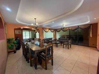 Se vende hermosa y espaciosa casa en San Joaquín de Flores 23-471