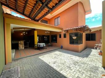 Se vende hermosa y espaciosa casa en San Joaquín de Flores 23-471