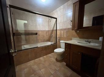 Se vende espaciosa casa con terraza y piscina en San Francisco de Heredia 23-1231