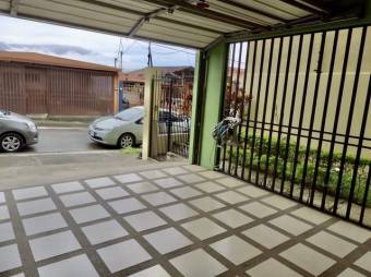 Se vende hermosa y espaciosa casa con terraza en Santa Lucia de Barva 23-1408