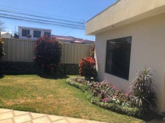 Se vende hermosa casa con mas de 1200m2 de lote en La Asunción de Belén 23-1396